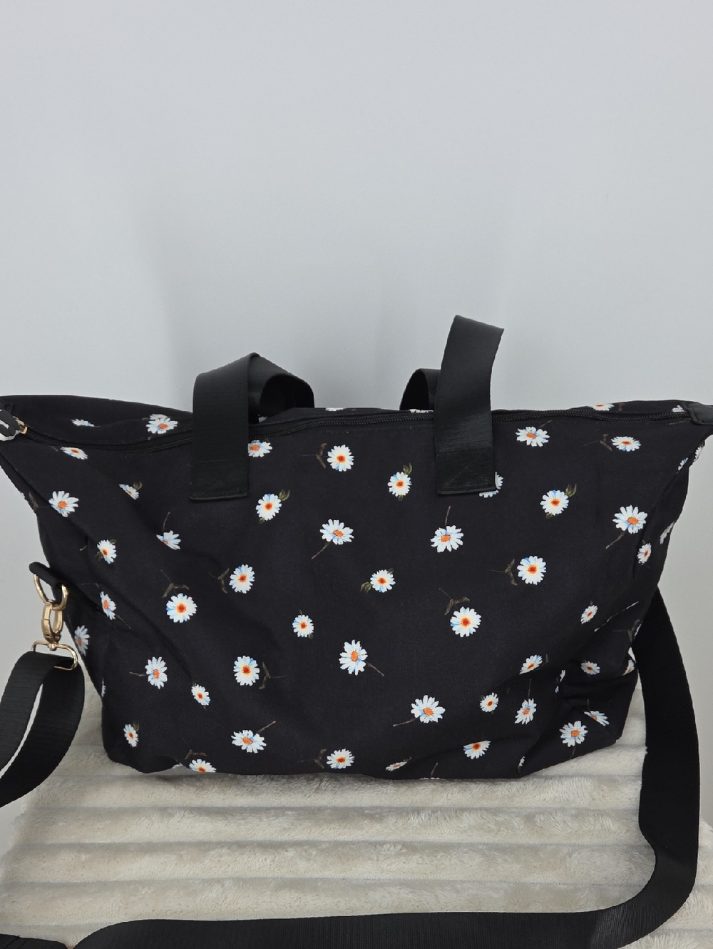 Alice + Olivia Black Daisy-Print Tote with Crossbody Strap